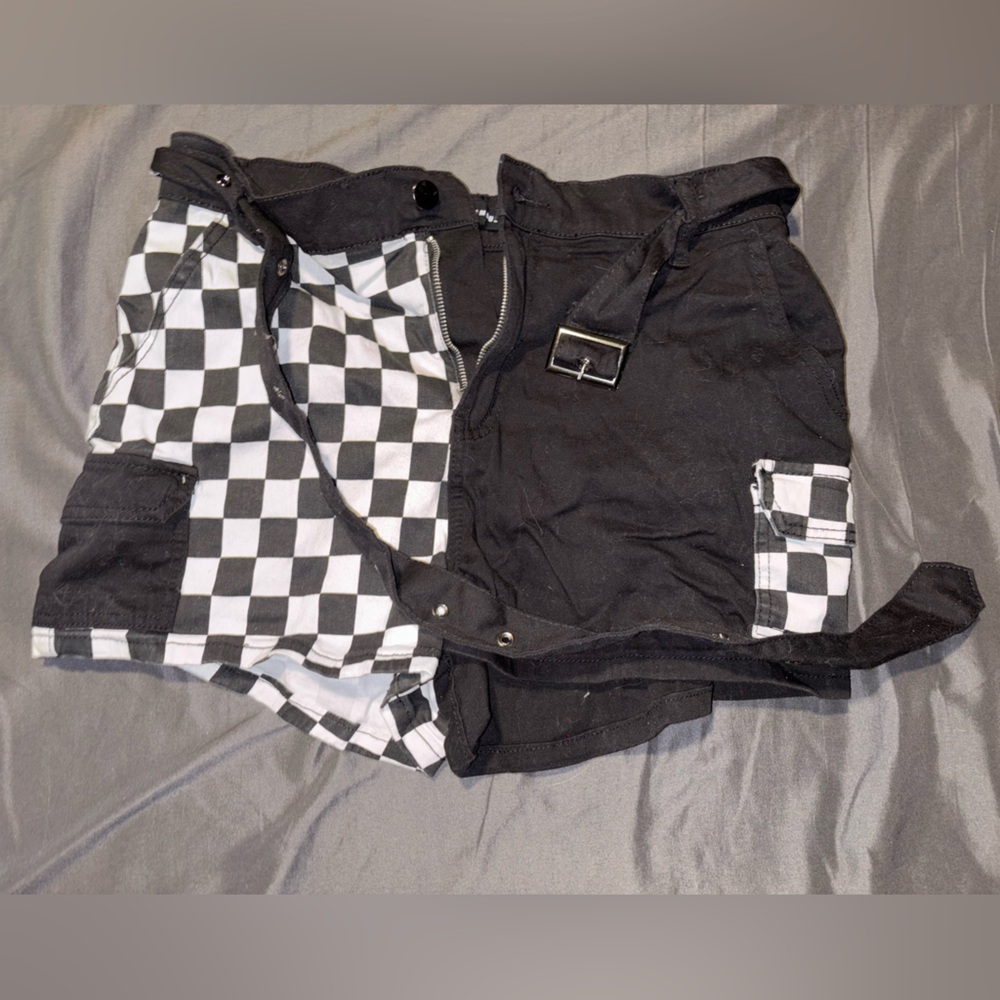 ✨LAST CHANCE✨ Alternative checkered shorts!🖤🤍